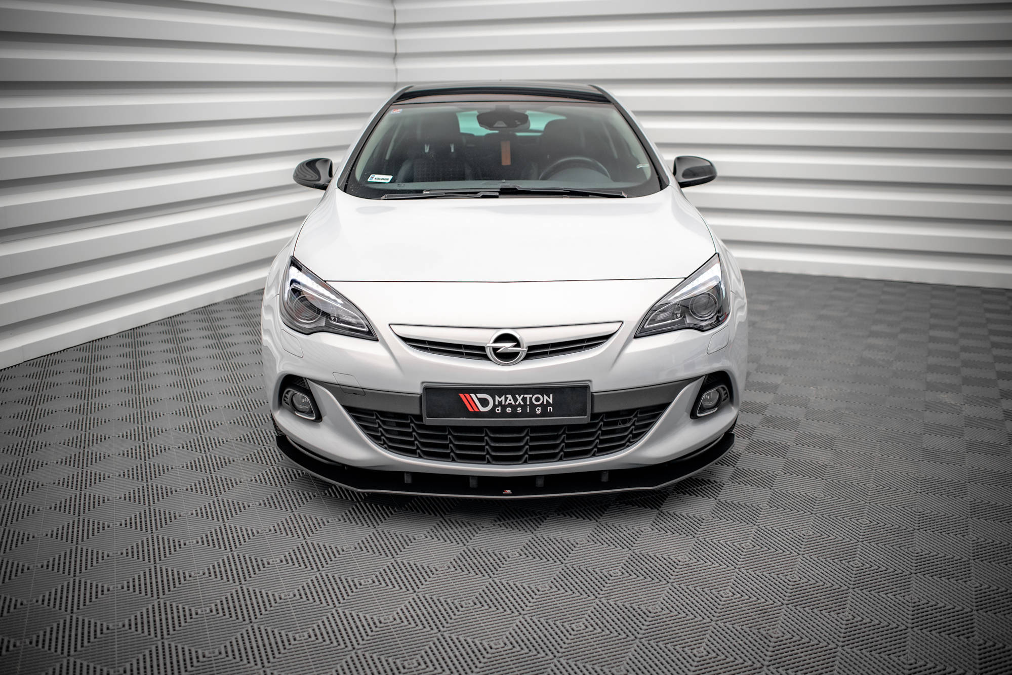 Frontleppe på Opel Astra GTC OPC-Line J, hvit bil sett forfra med sorte detaljer og svart frontsplitter.