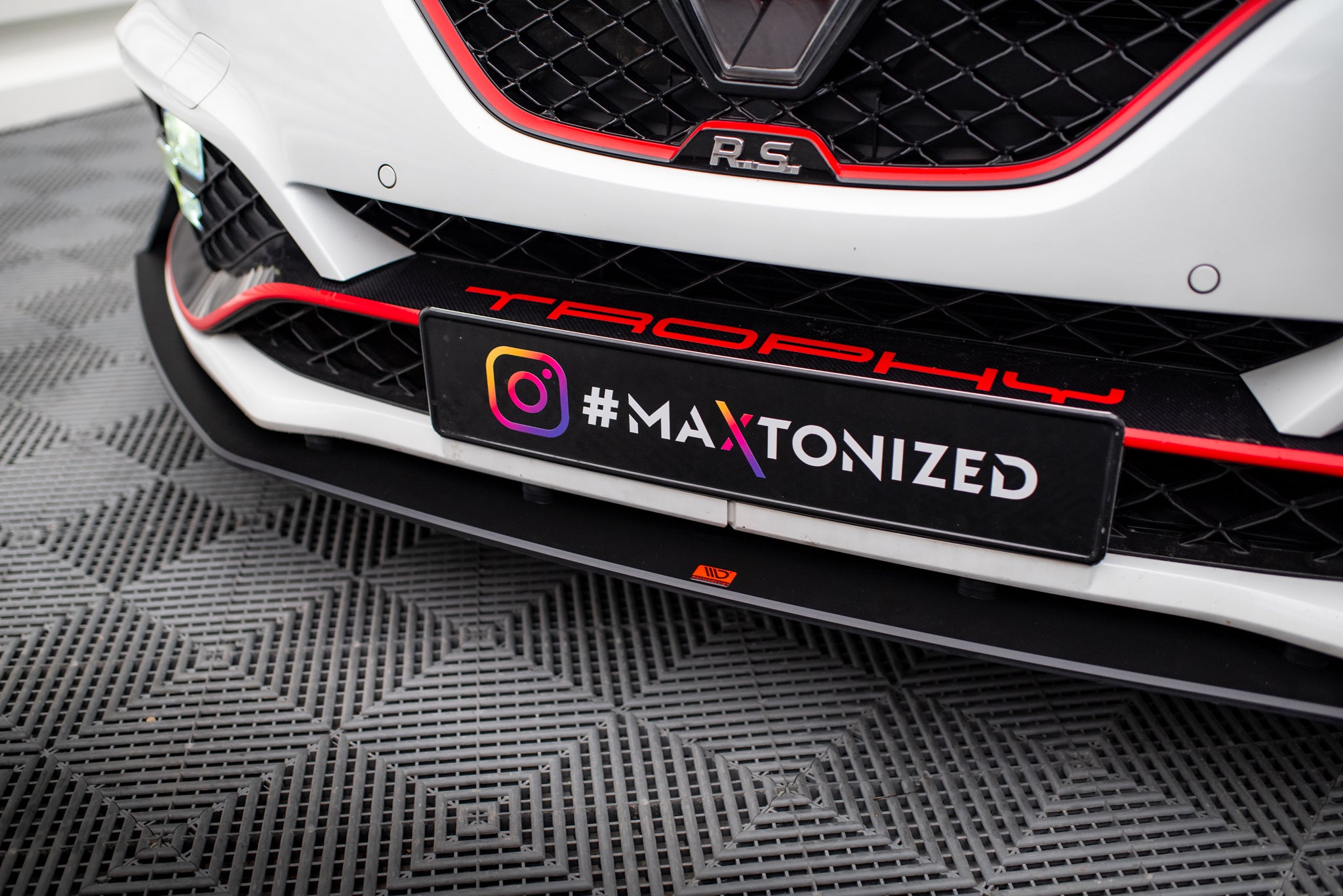 Spoiler til Renault Megane RS MK4 med sort grill, røde linjer og TROPHY-tekst på dekorplaten.