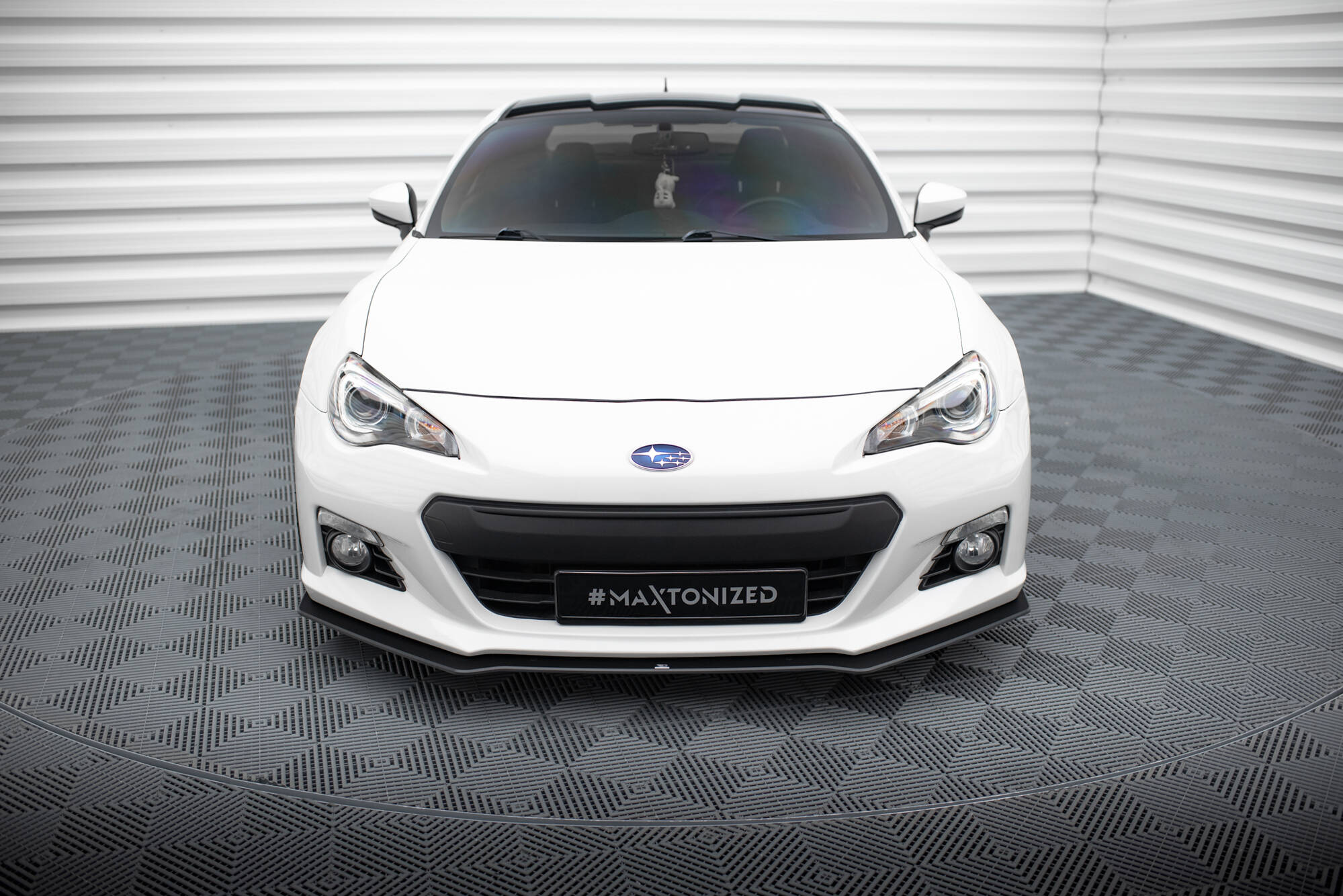 Frontleppe på Subaru BRZ MK1 2012-2017 V2, hvit bil med svarte detaljer og LED-frontlykter.