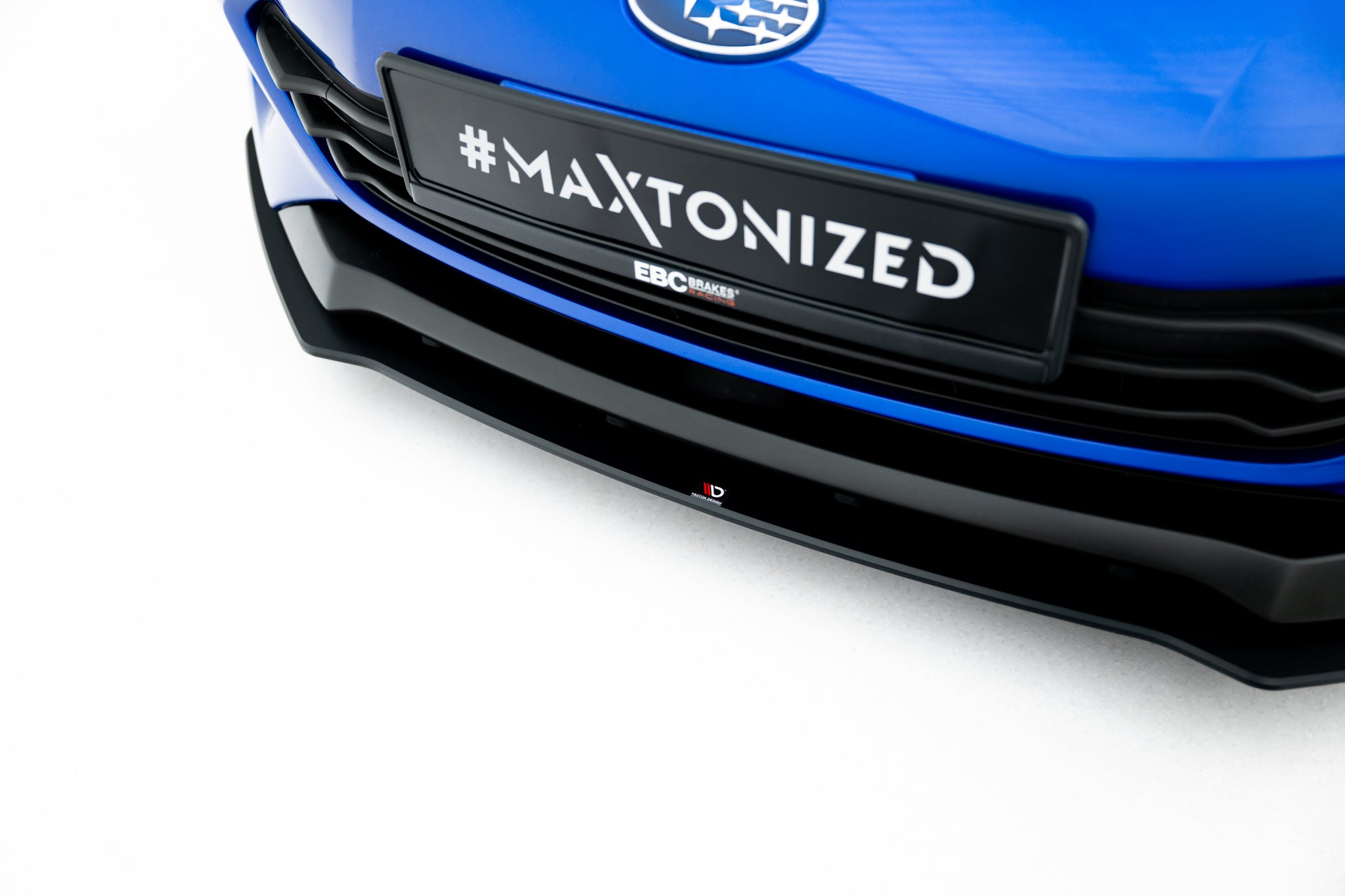 Spoiler på Subaru BRZ MK2 2021 V2, blå bil med svart leppe og "#MAXTONIZED" skilt sett ovenfra.