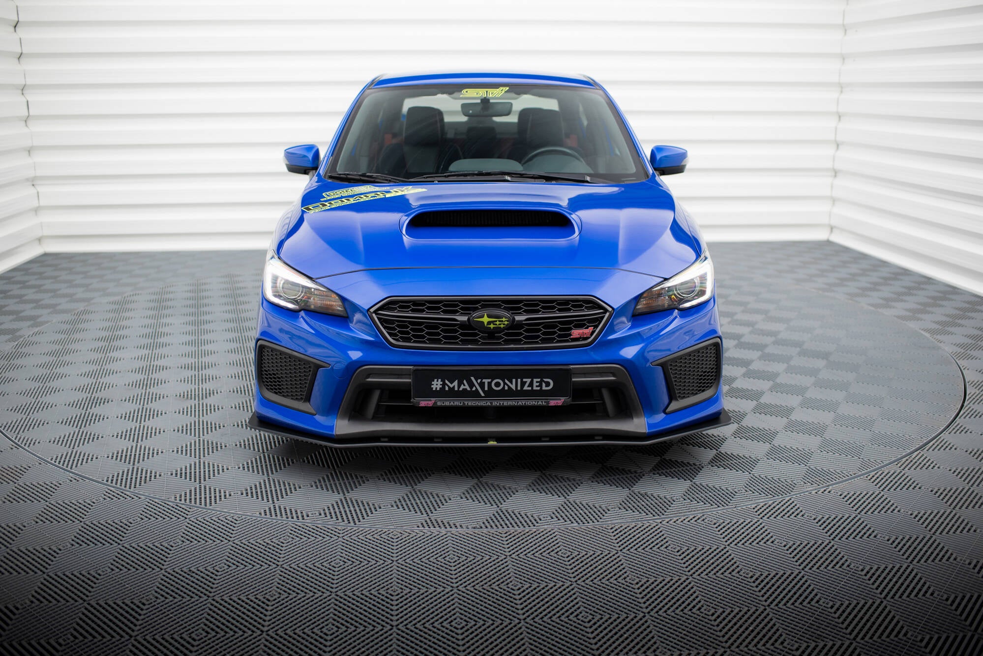 Frontleppe på Subaru WRX Sti MK1 Facelift i blått med svart grill og LED-frontlykter.