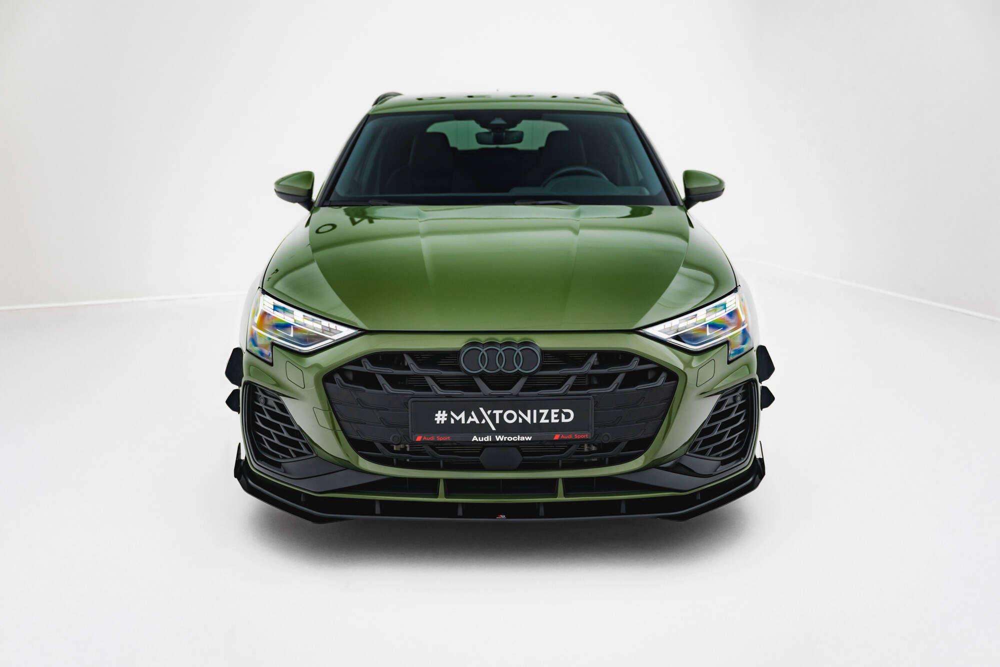 Frontleppe Audi S3 Sportback 8Y Facelift med sorte flaps, sett forfra med markant grill og LED-lykter.