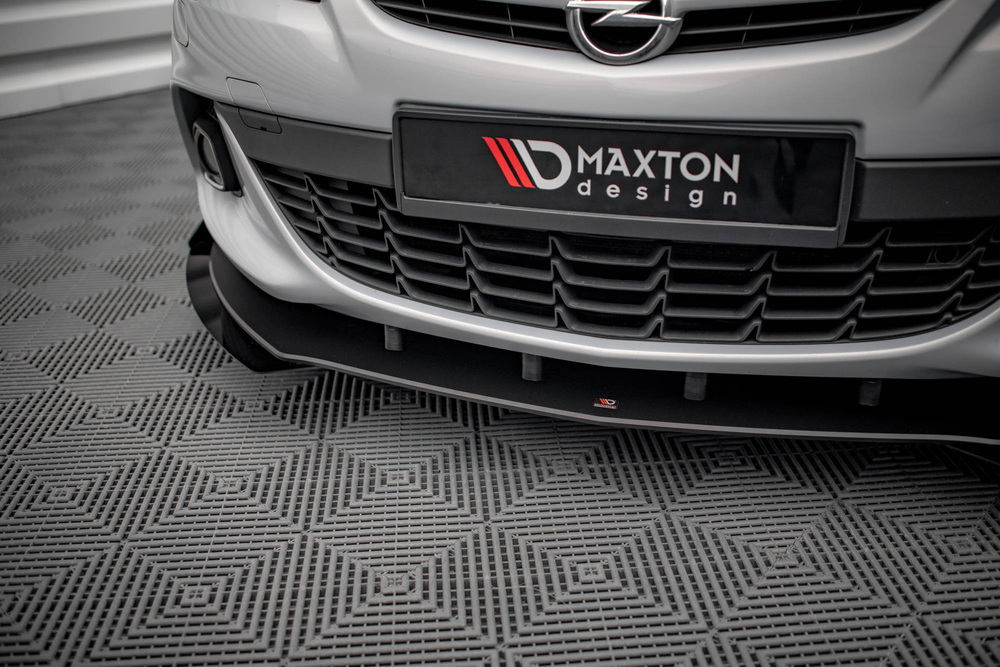 Frontleppe Opel Astra GTc Opc-Line J V.1 i sort plast, detaljert visning av grill og støtfanger fra skrå vinkel.