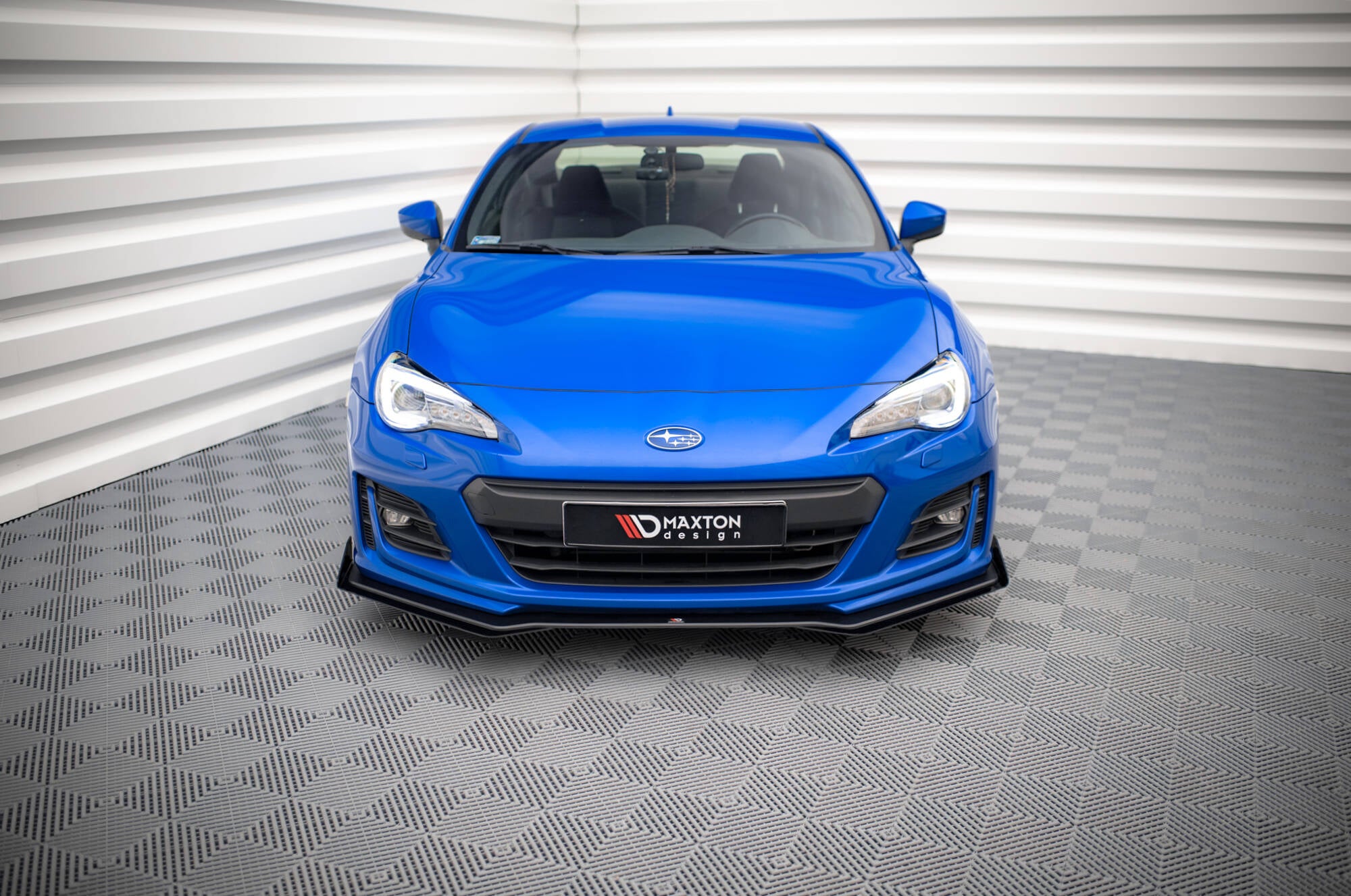 Frontleppe på Subaru BRZ MK1 Facelift V.1, svart plast montert foran på blå sportsbil.