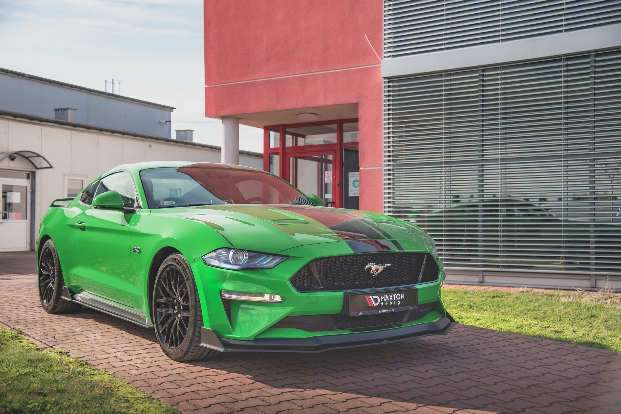 Frontleppe på Ford Mustang GT MK6 Facelift V.2 i grønn med svart panserstripe og svarte felger.