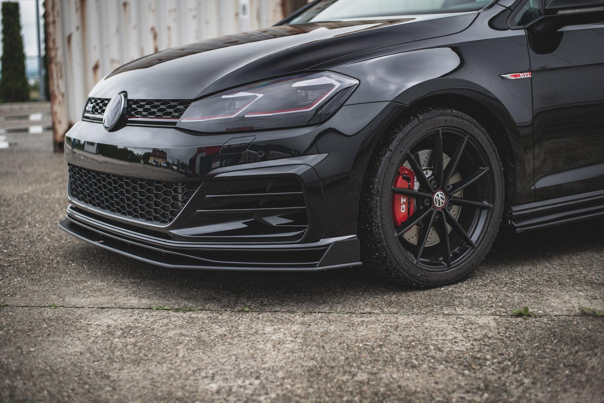 Frontleppe VW Golf 7 GTI Tcr med sorte felger, røde bremsekalipere og detaljert grill.