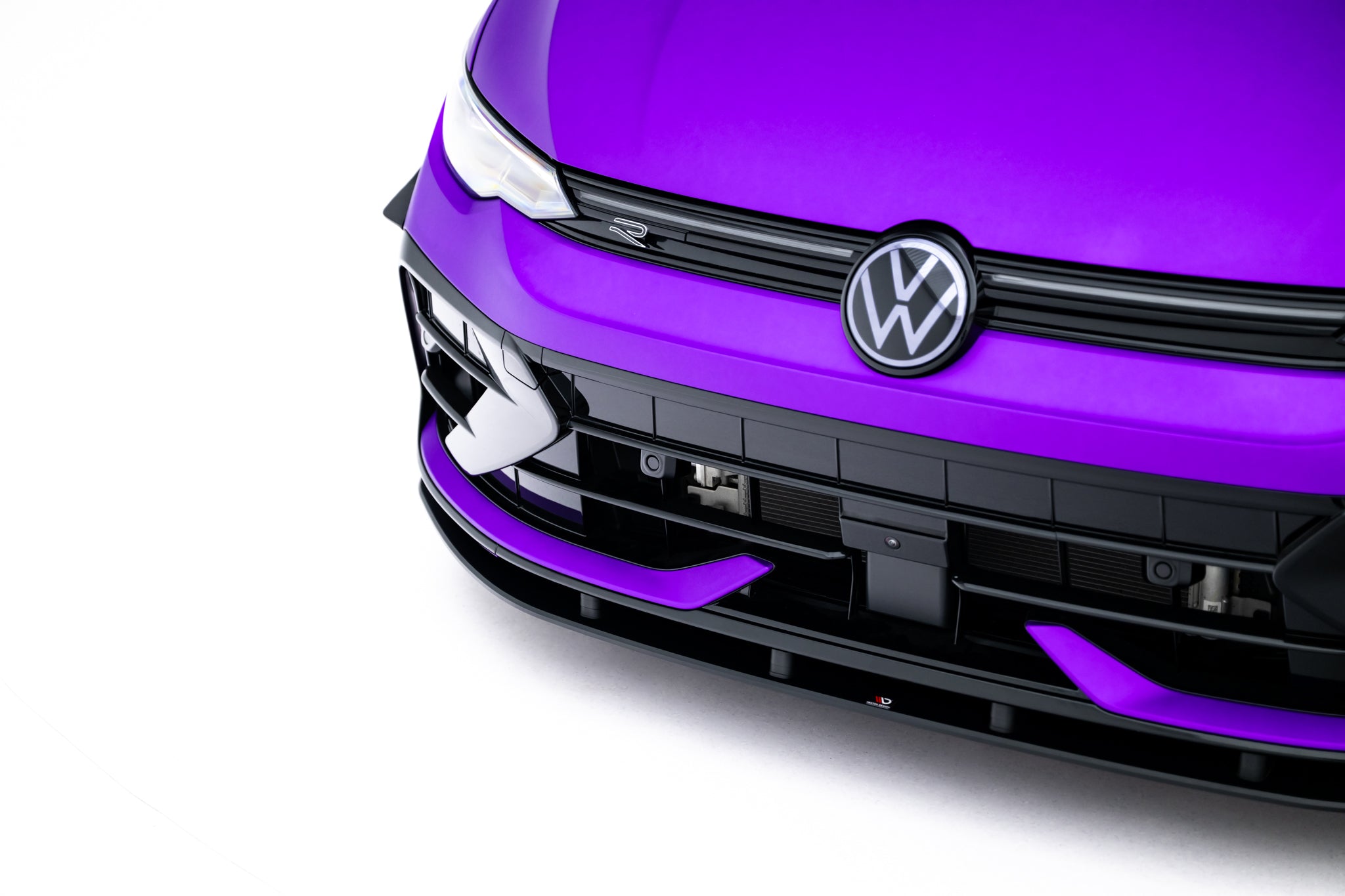 Spoiler VW Golf R MK8 Facelift V2, lilla front med svarte detaljer og synlig Volkswagen-logo.