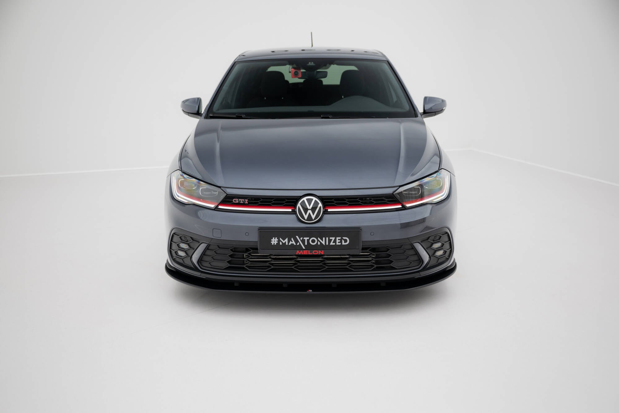 Frontleppe på VW Polo GTI MK6 Facelift 2021 V1 sett forfra med sort grill og røde detaljer.