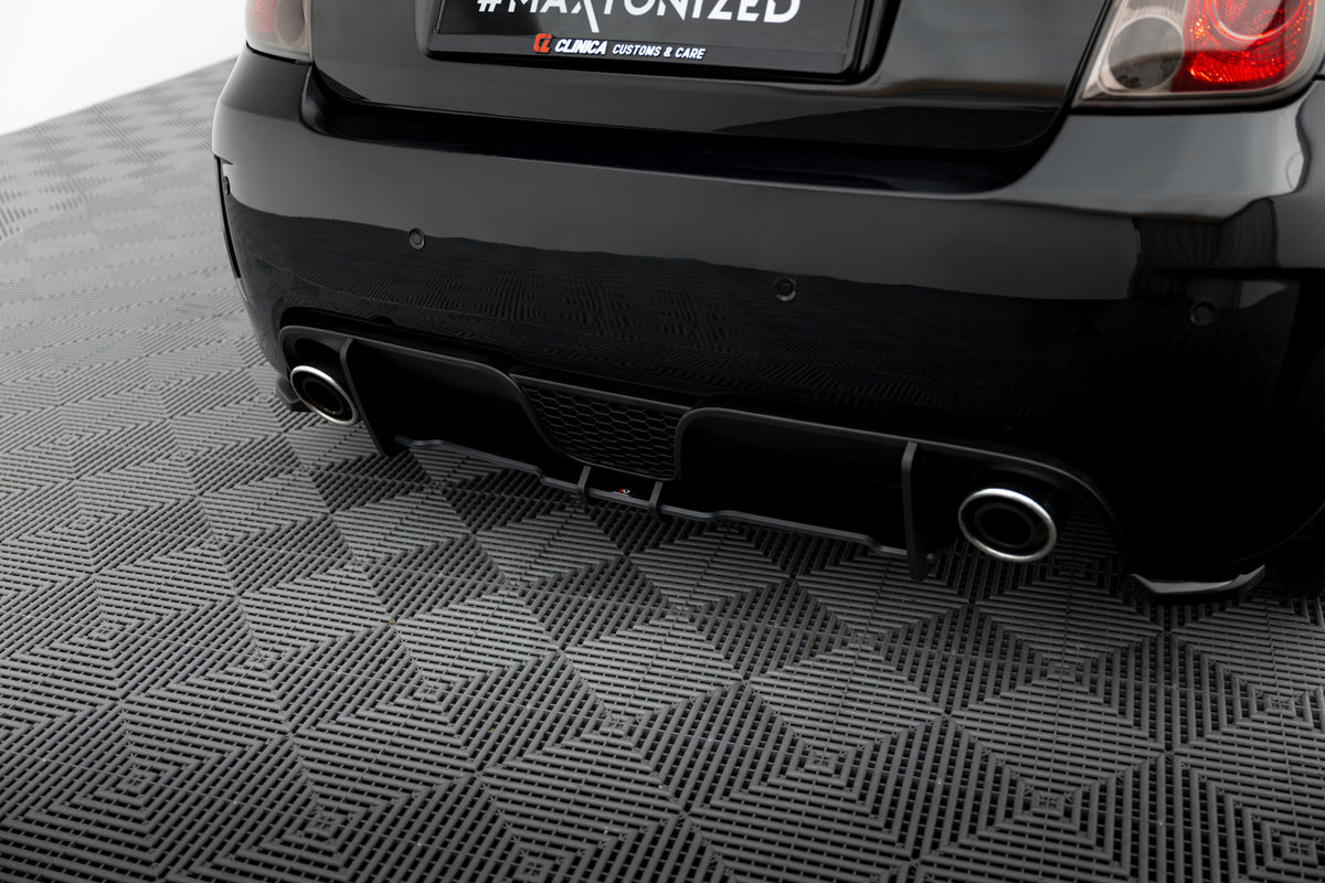 Maxton Design bakdiffusor montert under støtfanger på Abarth 500, skrå vinkel