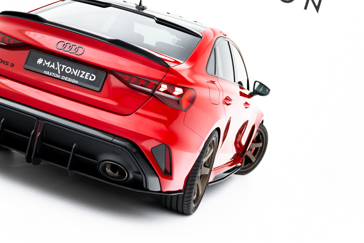 Nærbilde av 10mm diffuser V1 for Audi RS3 8Y Facelift Sedan med aggressive luftkanaler i svart finish