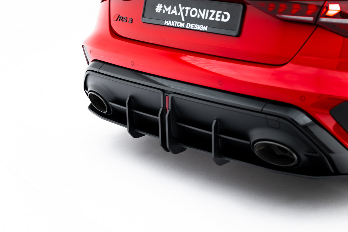 Audi RS3 Sedan 8Y Facelift med V1-diffuser sett bakfra, gir et markant raceinspirert design under eksosen
