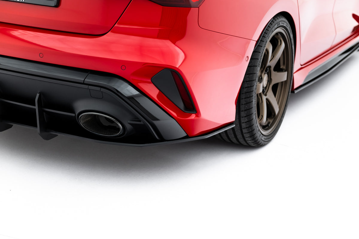 Sort bakdiffuser V1 til Audi RS3 8Y Facelift Sedan fotografert fra siden, viser 10mm profilering