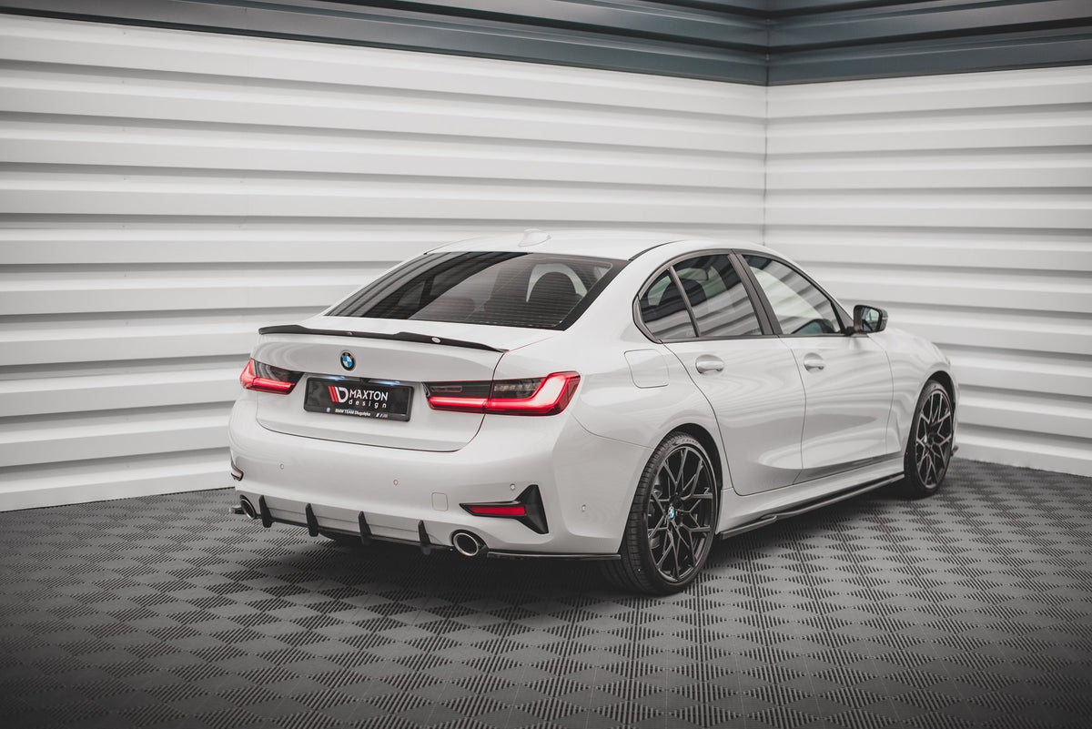 Nærbilde av CNC-freste kanter på diffuser til BMW 3 G20/G21