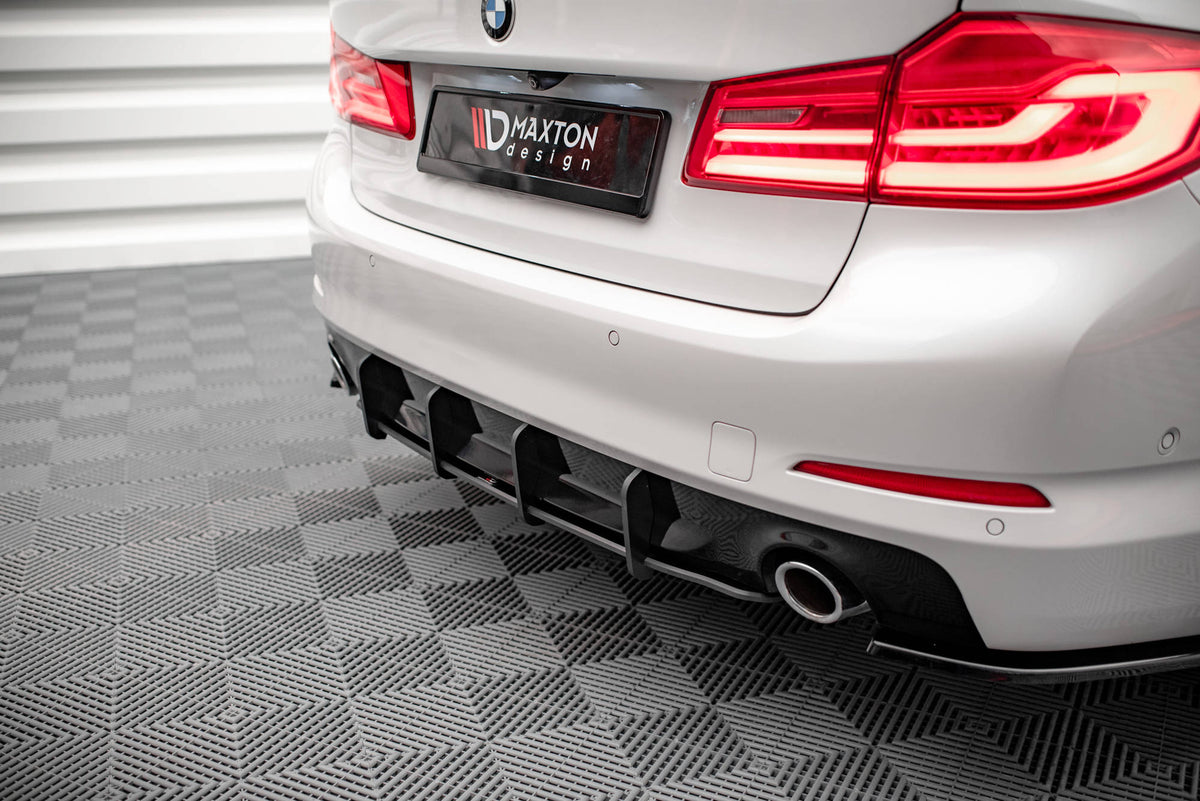 Diffuser BMW 5 Sedan G30 i matt svart finish, nærbilde av overflaten