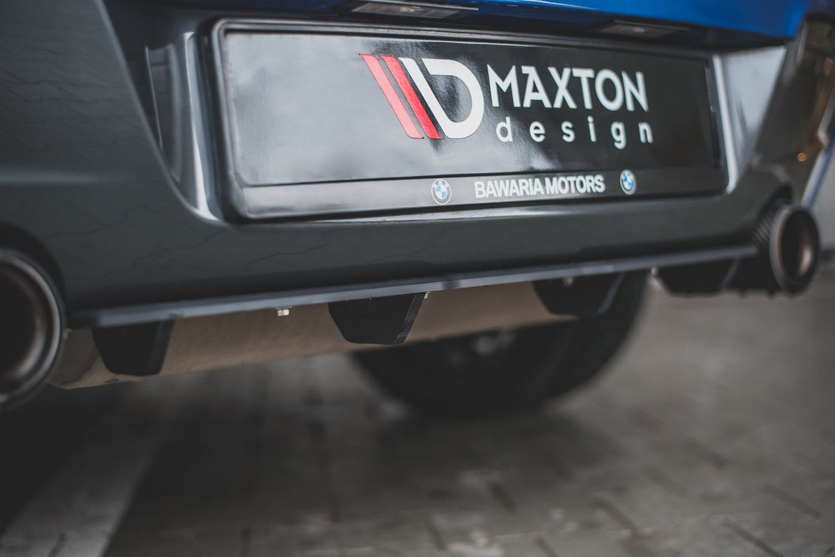 Diffuser til BMW M135i F20 i sort finish montert under bakstøtfanger for sporty utseende