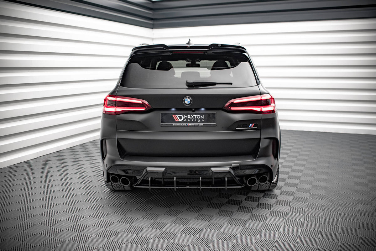 Bakdiffuser Maxton Design montert på BMW X5M F95 i skrå vinkel