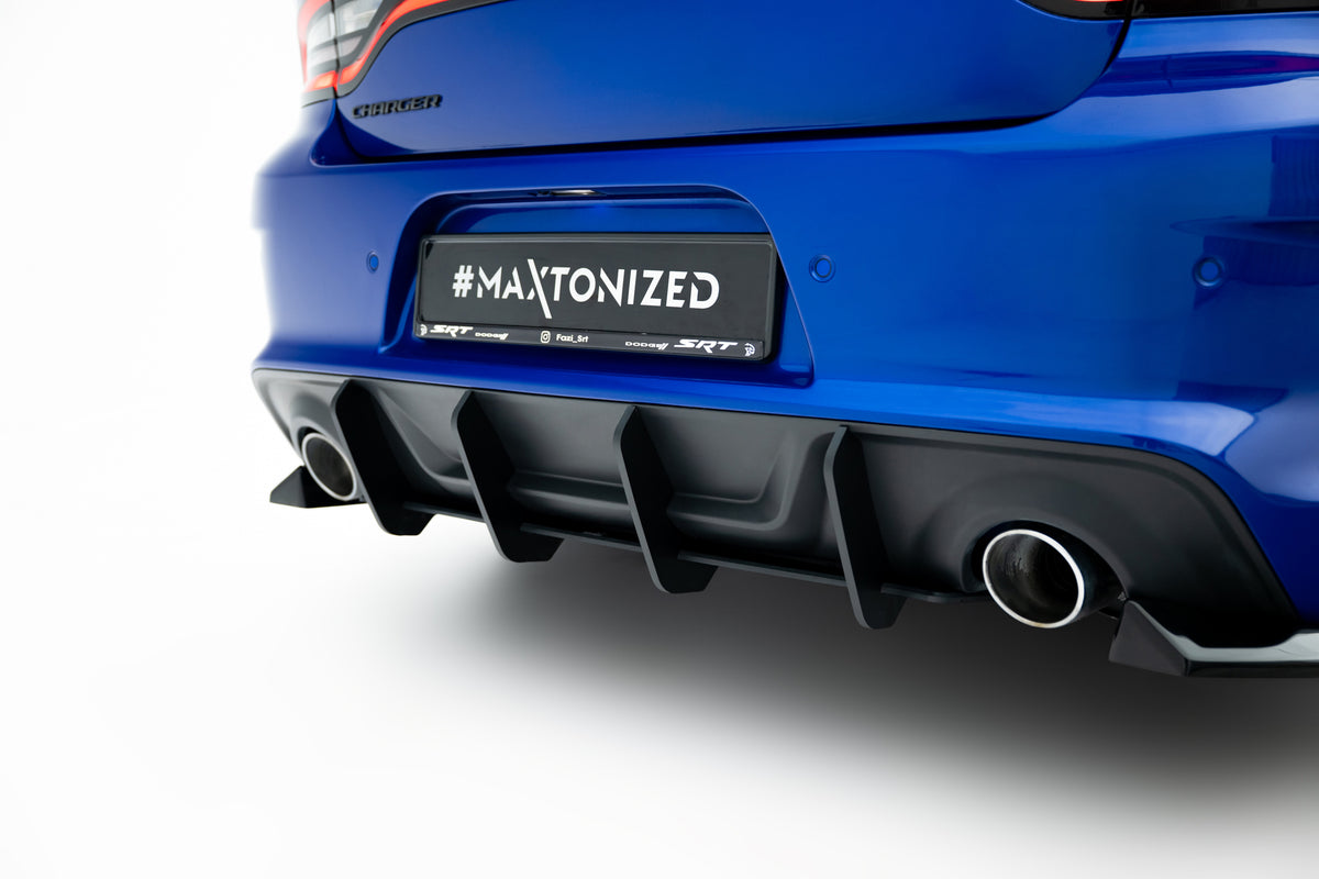 Nærbilde av matt svart bakdiffuser for Dodge Charger Scat Pack Mk3 Facelift