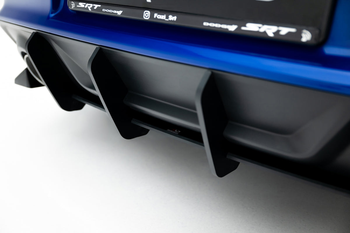 Sentral bakdiffuser fra Maxton Design for Dodge Charger Widebody i skrå vinkel