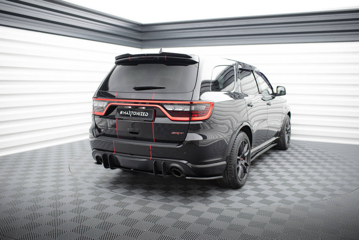 Nærbilde av bakdiffuser montert under støtfangeren på Dodge Durango SRT