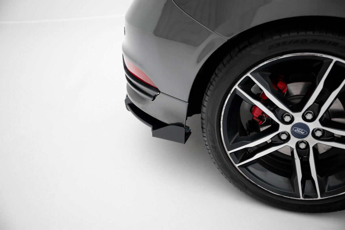 Bakdiffusor og flaps til Ford Focus ST MK3 Facelift vist med monteringsutstyr