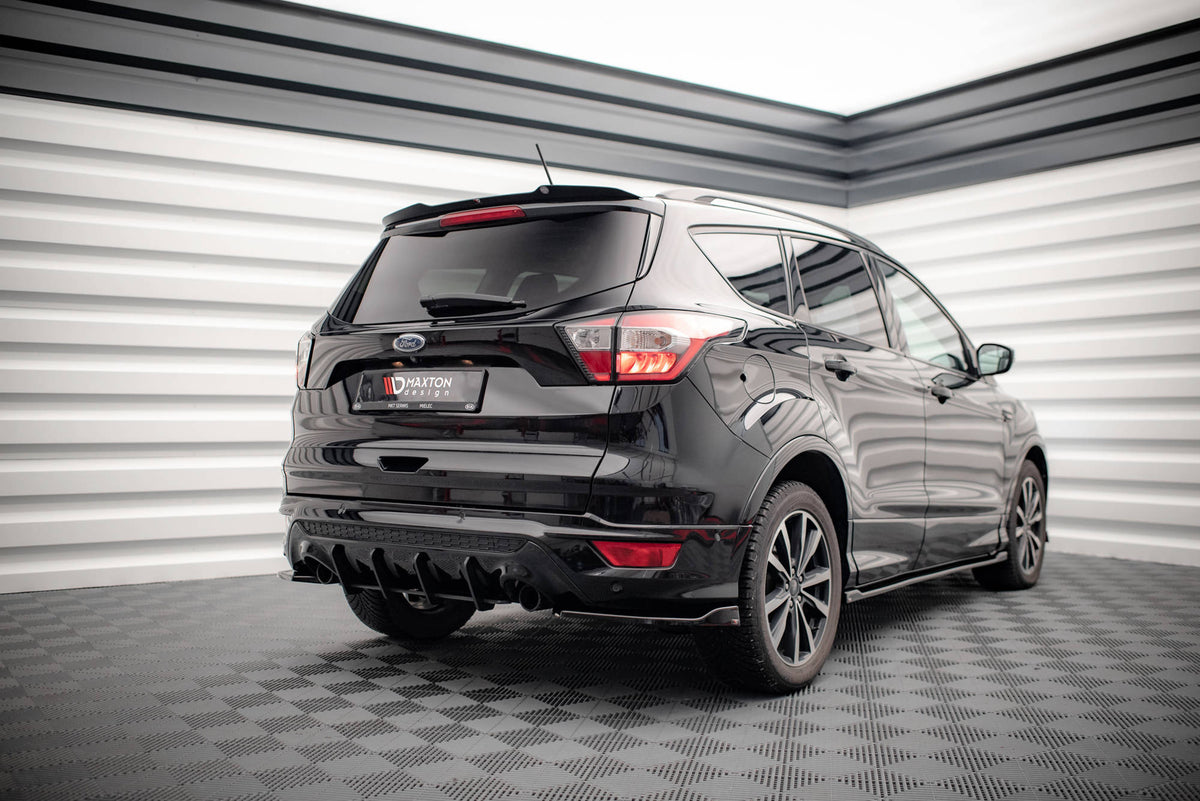 Maxton Design bakdiffusor montert på Ford Escape ST-Line, skrå vinkel