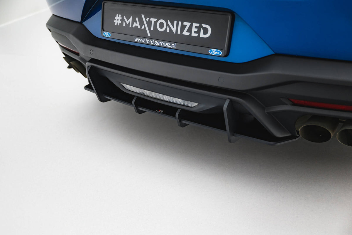 Sort bakdiffuser i ABS-plast montert på Ford Mustang GT Mk7