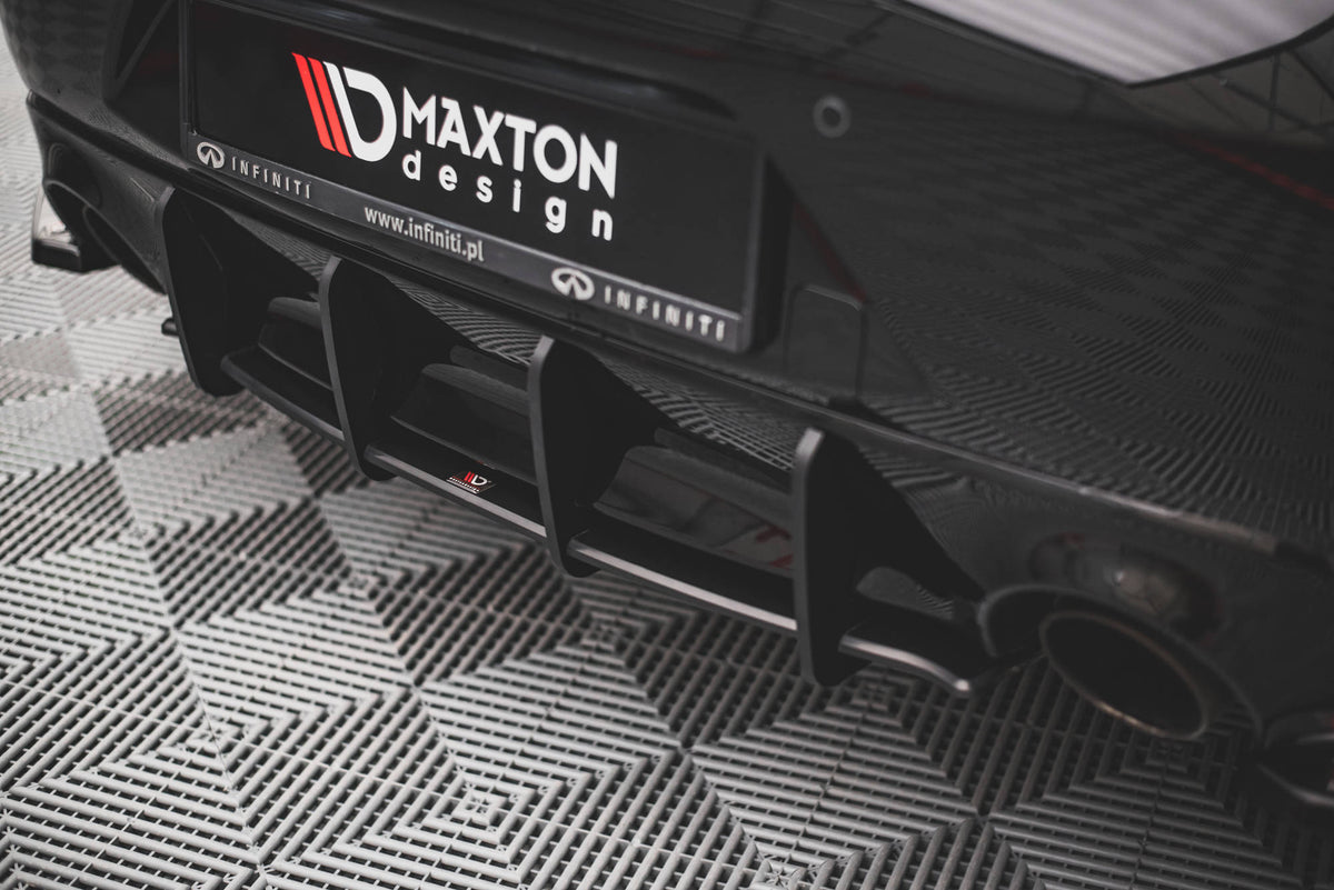 Bakdiffusor i blank svart montert under støtfanger på Infiniti Q60 S