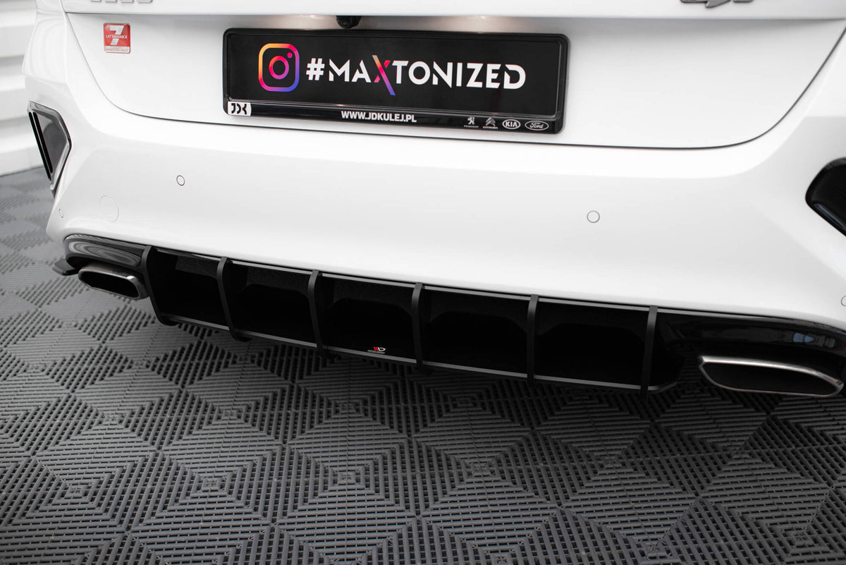 Maxton Street Pro diffuser til Kia Ceed GT montert på bil sett bakfra