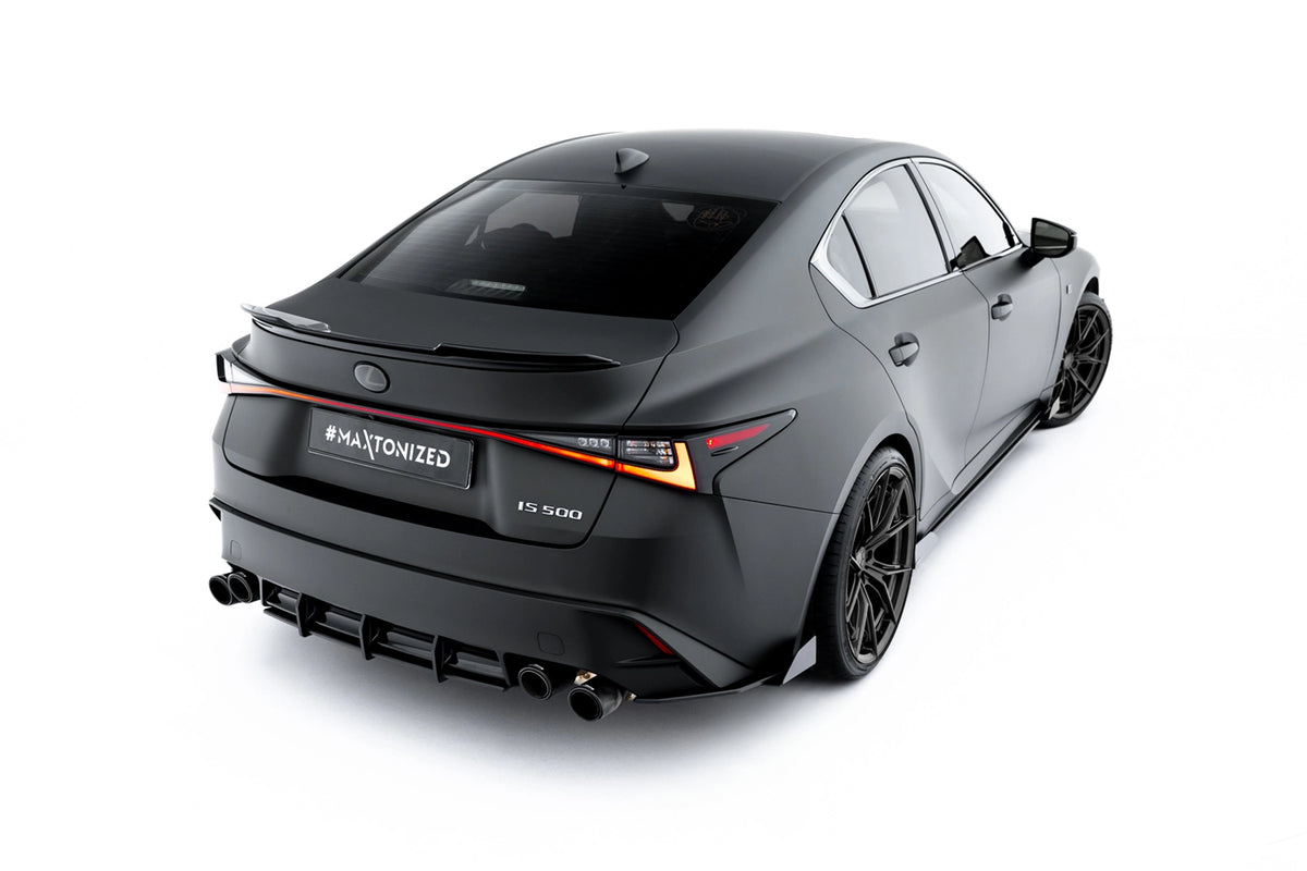 Nærbilde av diffuser til Lexus IS 500 med rillet Street Pro-design