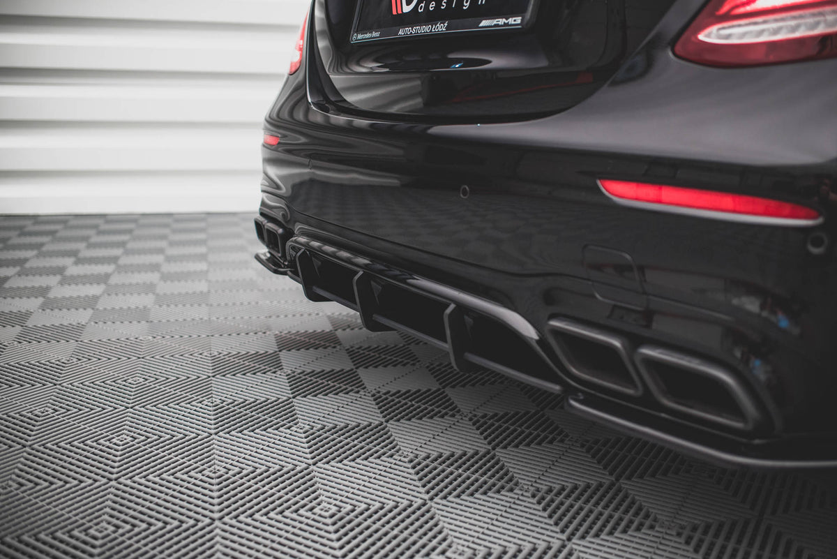 Diffuser Mercedes W213 E63 AMG fra M-Maxton mot hvit bakgrunn
