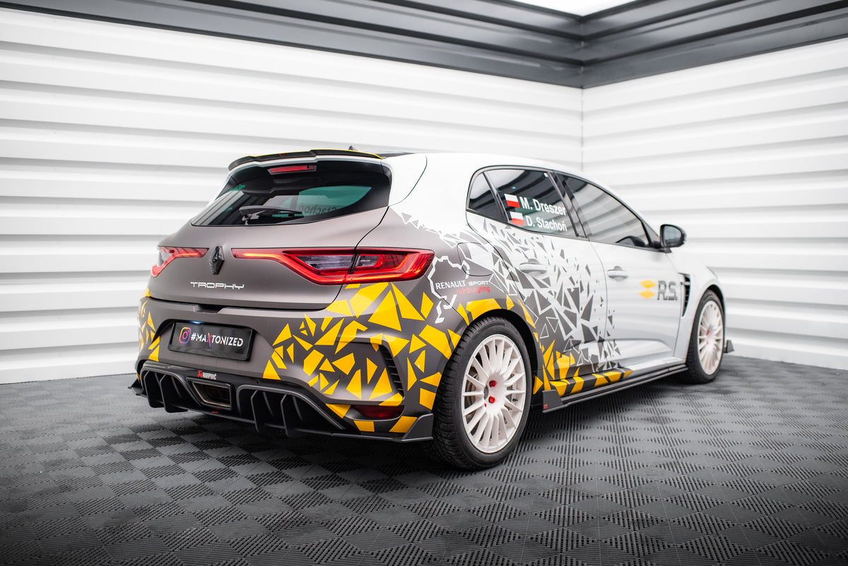 Bakdiffusor montert under støtfanger på Renault Megane RS MK4