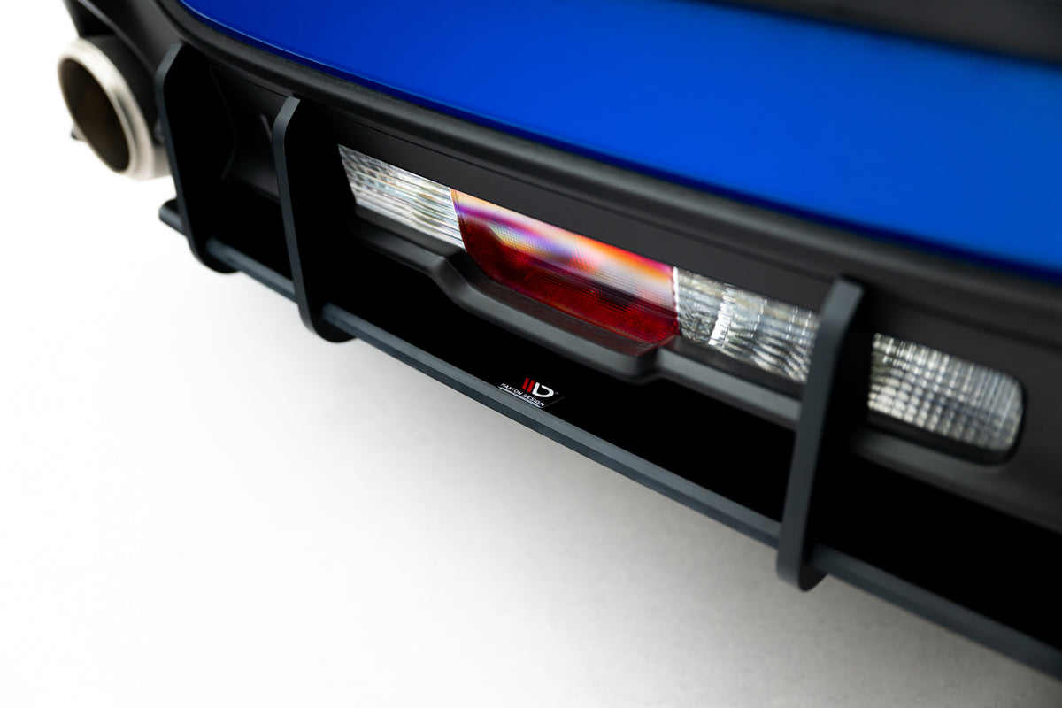 Matt ABS-diffuser montert på hekken til Subaru BRZ Mk2
