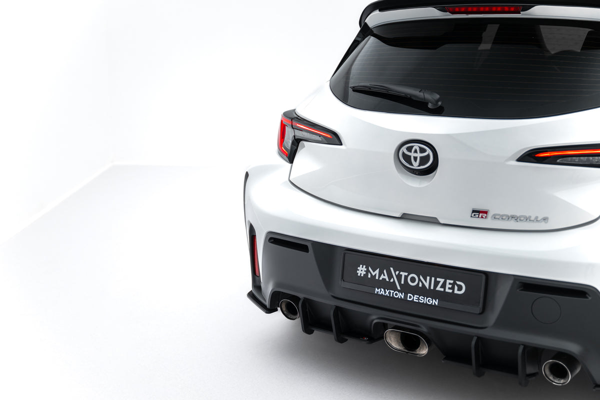 Street Pro bakdiffusor for Toyota GR Corolla MK12 i matt svart med rød kjerne sett ovenfra