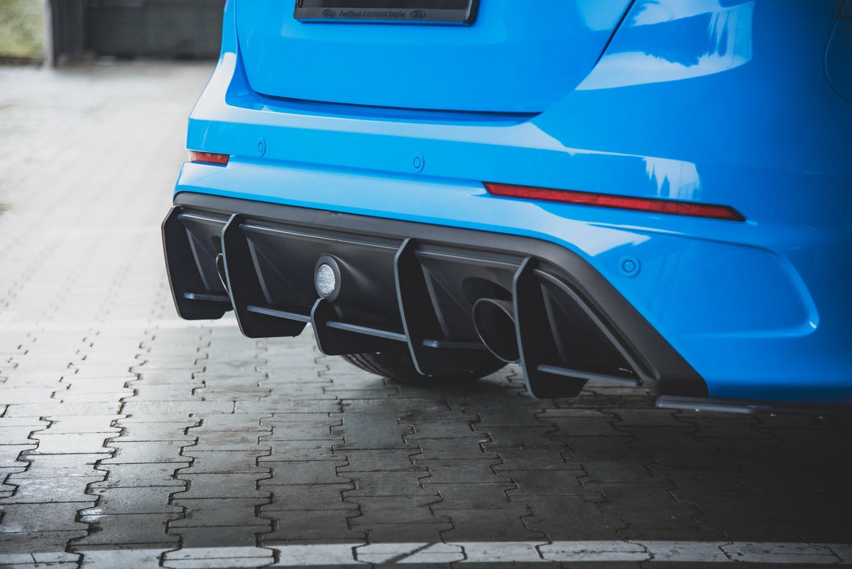 Bakre diffuser montert under støtfanger på Ford Focus RS MK3