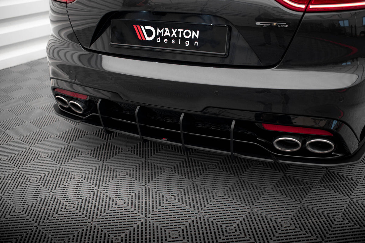 Bakdiffusor V.1 til Kia Stinger GT-Line MK1 sett bakfra i strukturert svart finish