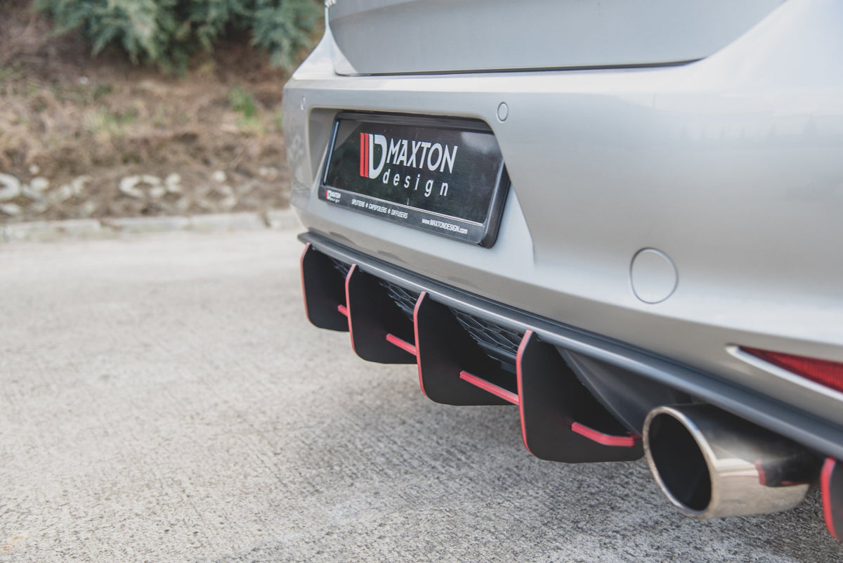 Street Pro midtre bakdiffuser for VW Golf 7 GTI fra skrå vinkel