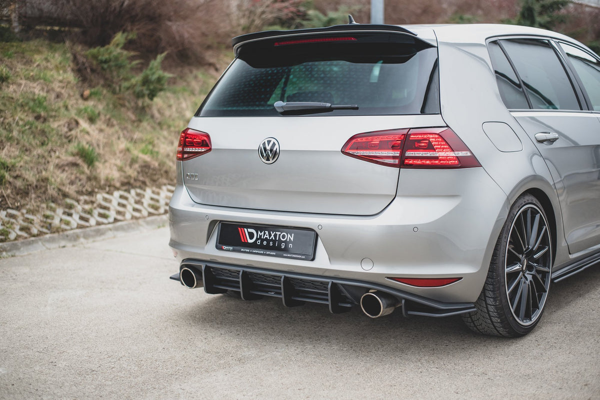 Street Pro bakre diffuser V.1 for VW Golf 7 GTI sett ovenfra på hvit bakgrunn