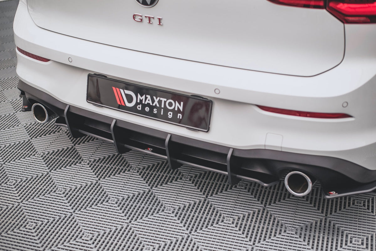 Bakre diffuser V.1 til VW Golf 8 GTI sett rett bakfra med baklykter synlig