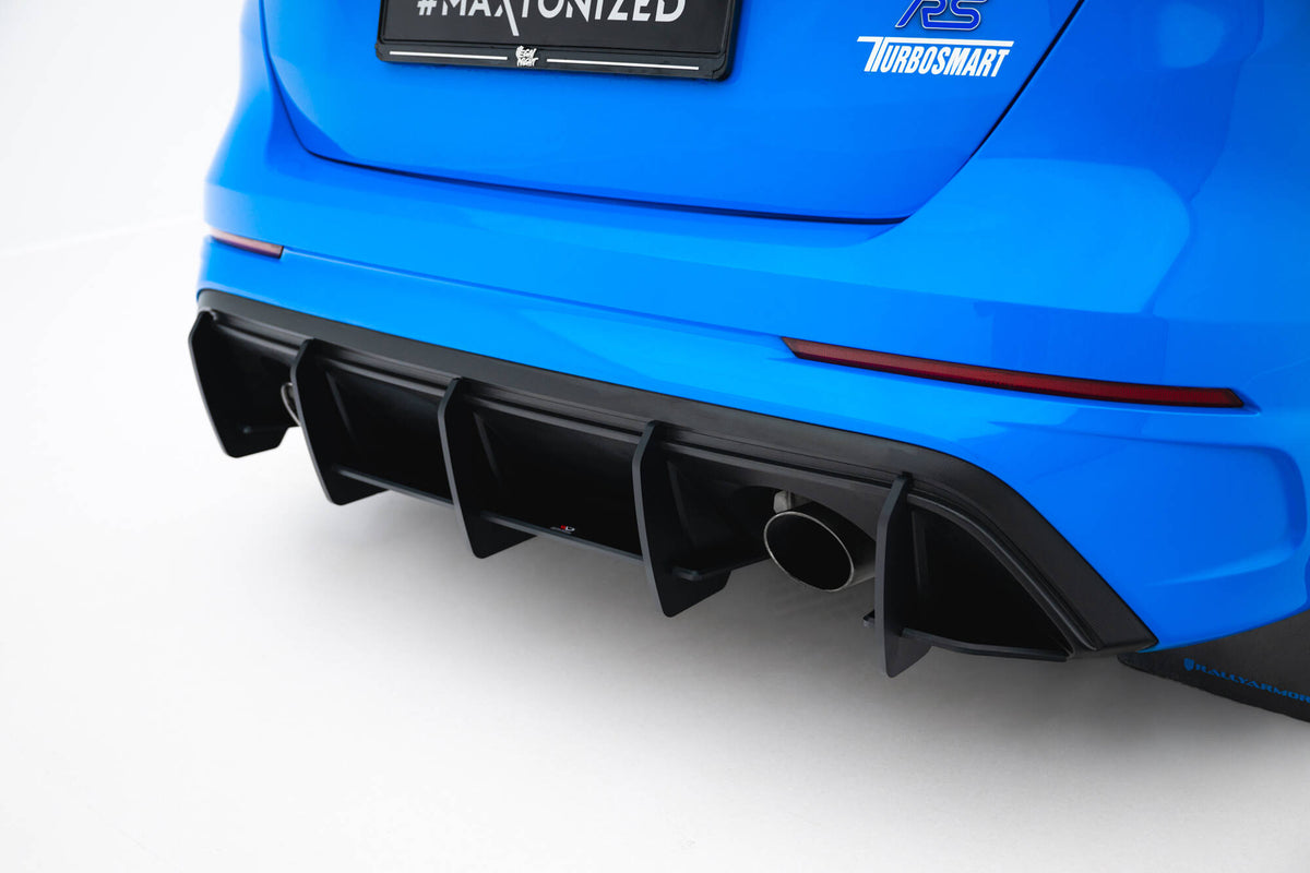 Sentral diffuser montert under bakstøtfanger på Ford Focus RS, nærbilde