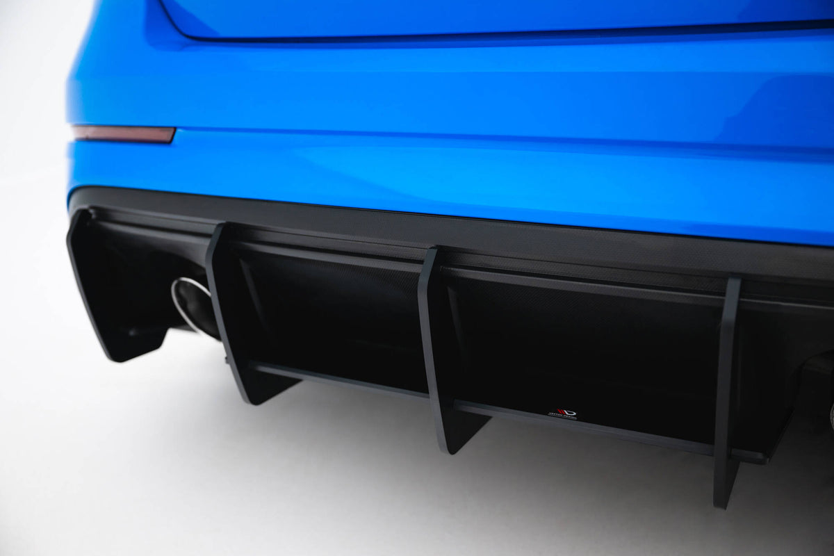 Maxton Design Street Pro bakdiffuser til Ford Focus RS MK3 i matt svart, skrå vinkel