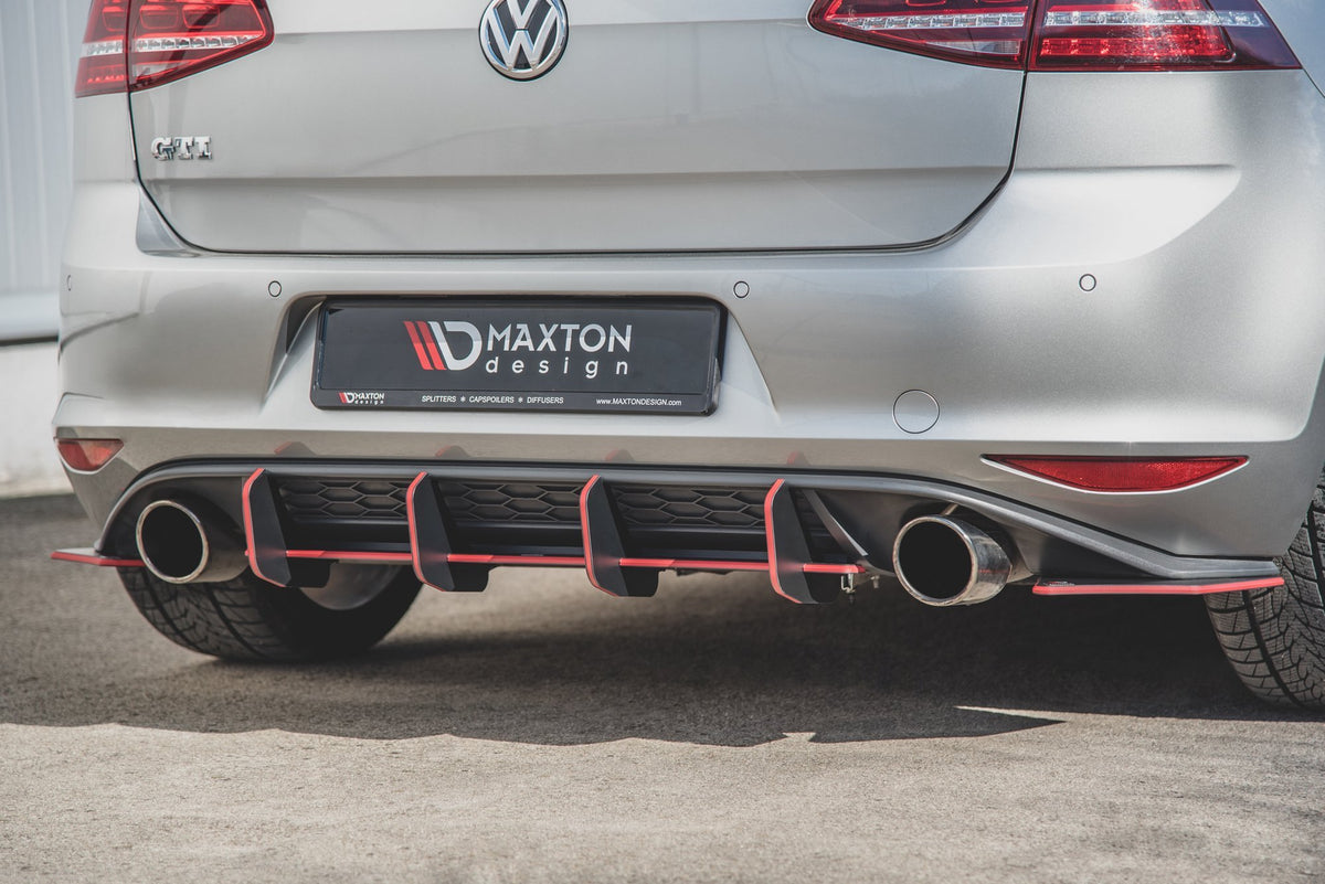 VW Golf 7 GTI bakparti med Maxton bakdiffuser i skrå vinkel