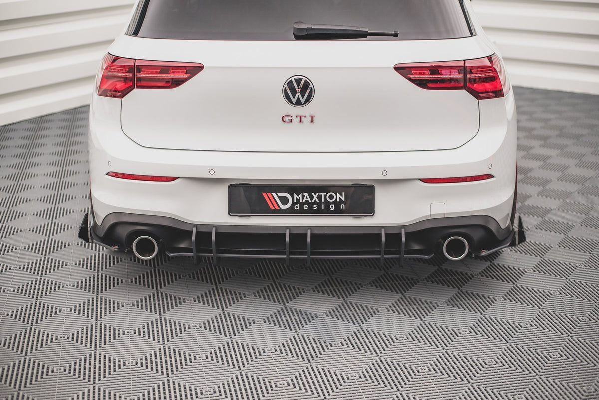 Bakre diffuser V.2 til VW Golf 8 GTI installert på svart Golf 8 med felger