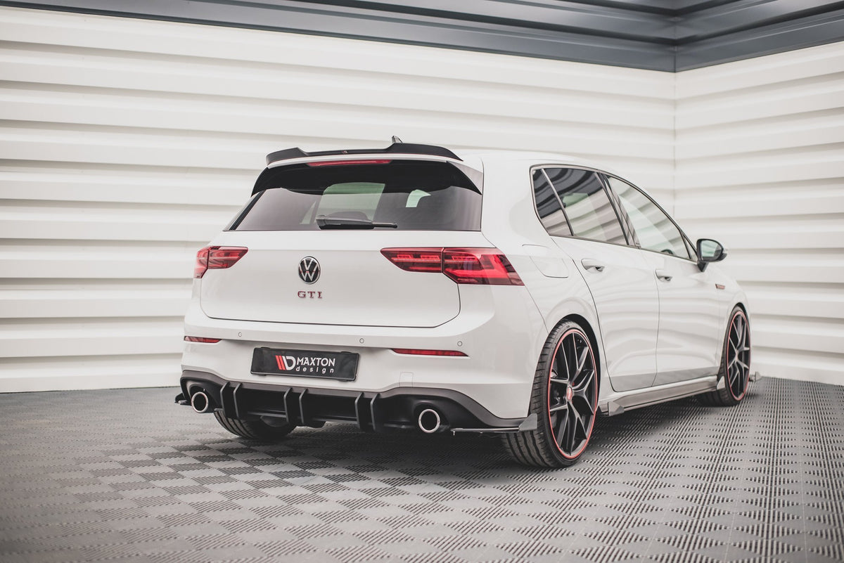 Diffuserplate V.2 til VW Golf 8 GTI – nærbilde av overflaten med blank svart finish