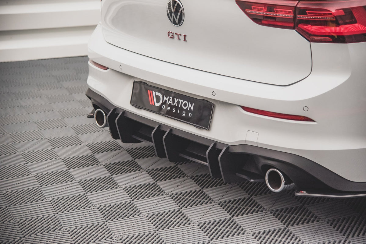 Diffuser V.2 for VW Golf 8 GTI sett rett bakfra med baklykter synlig