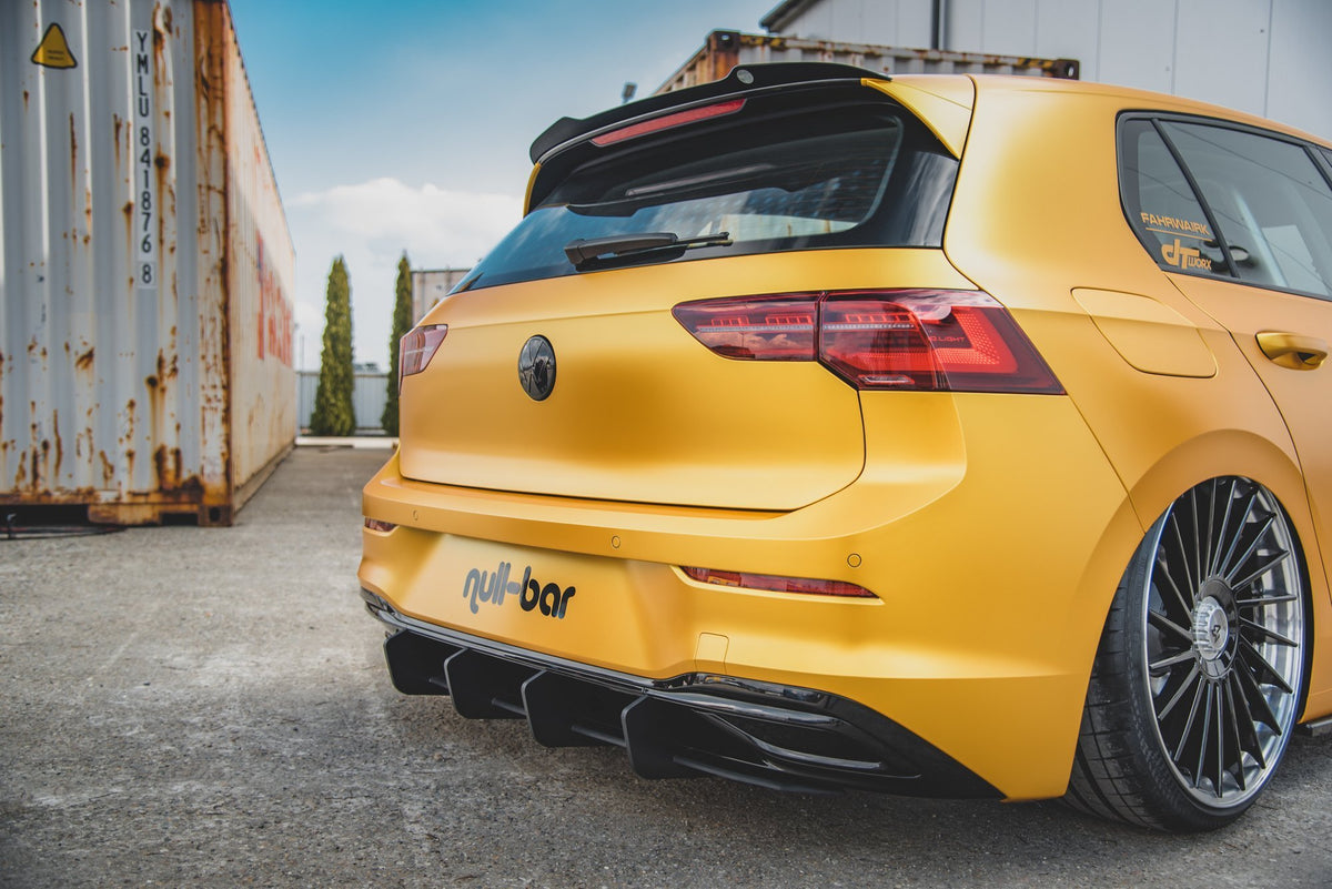 Diffuser V.2 for VW Golf 8 montert på bil med sportslig styling