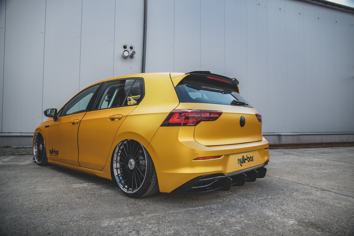 Bakre diffuser V.2 til VW Golf 8 sett rett bakfra med baklykter synlig