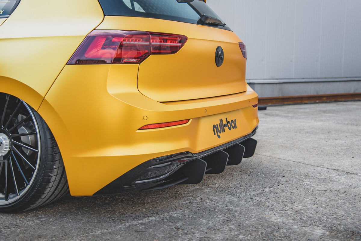 Diffuserplate V.2 til VW Golf 8 – nærbilde av overflaten med blank svart finish