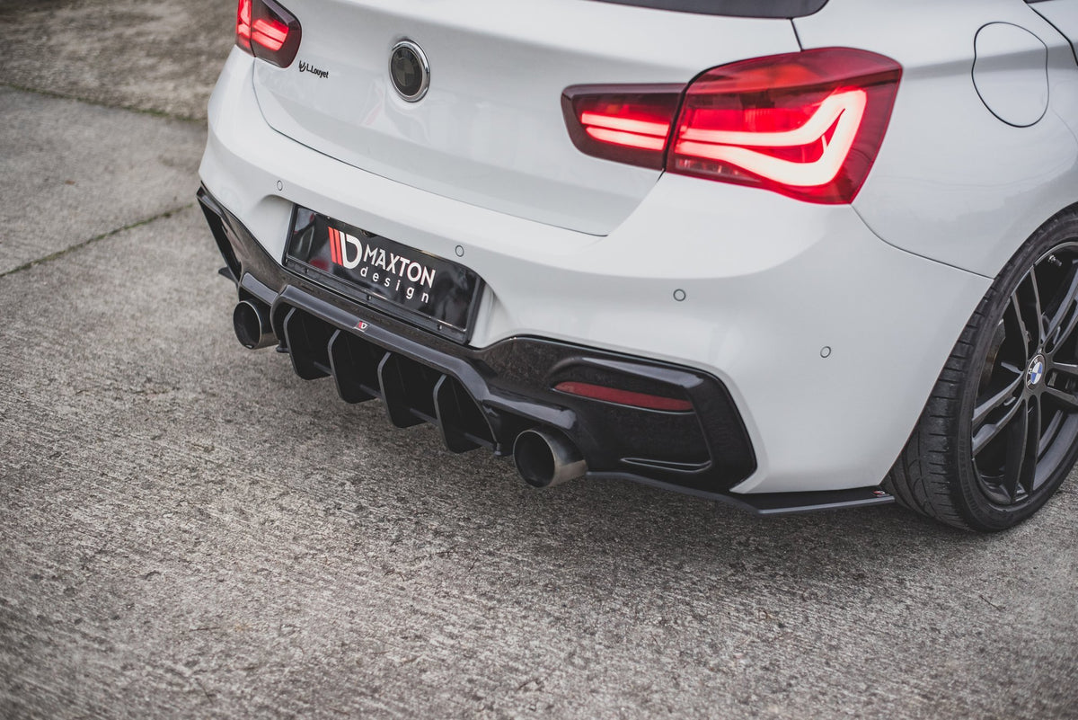 Diffuser BMW M140I V.4 sett bakfra med integrert design tilpasset eksosutskjæringene