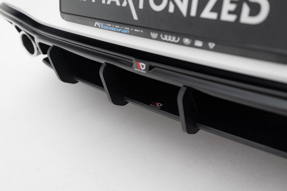 Diffuserplate V.5 til VW Golf 8 GTI – nærbilde av overflatestruktur i sort ABS-plast