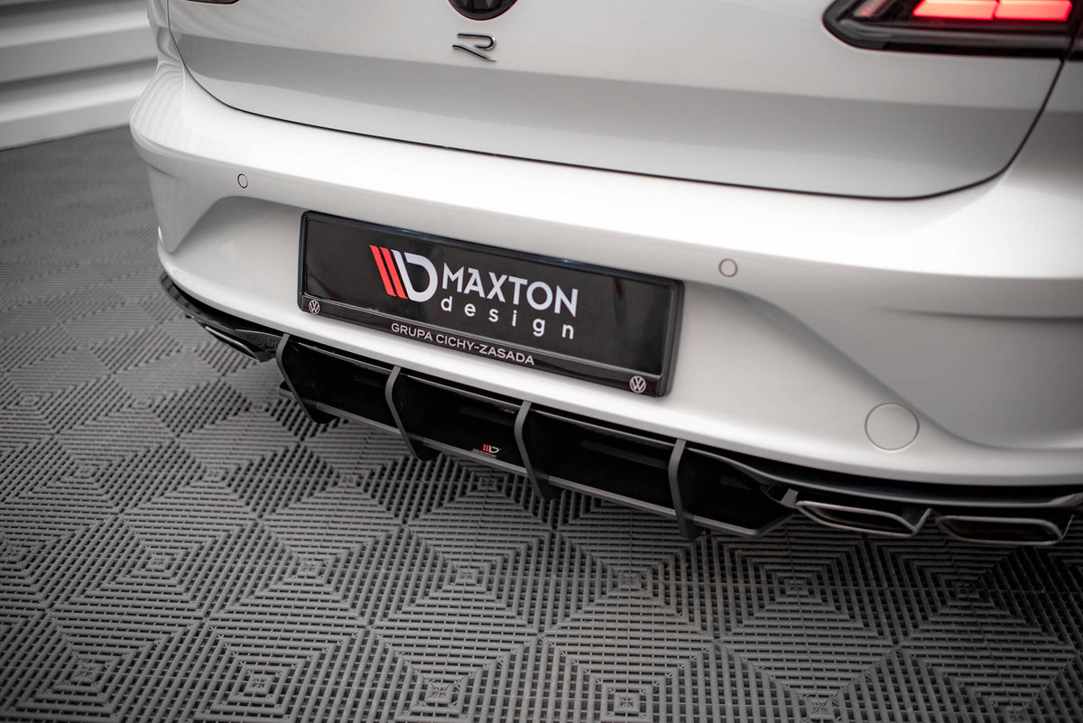 Sentral diffuser i blank svart montert på VW Arteon R i nærbilde